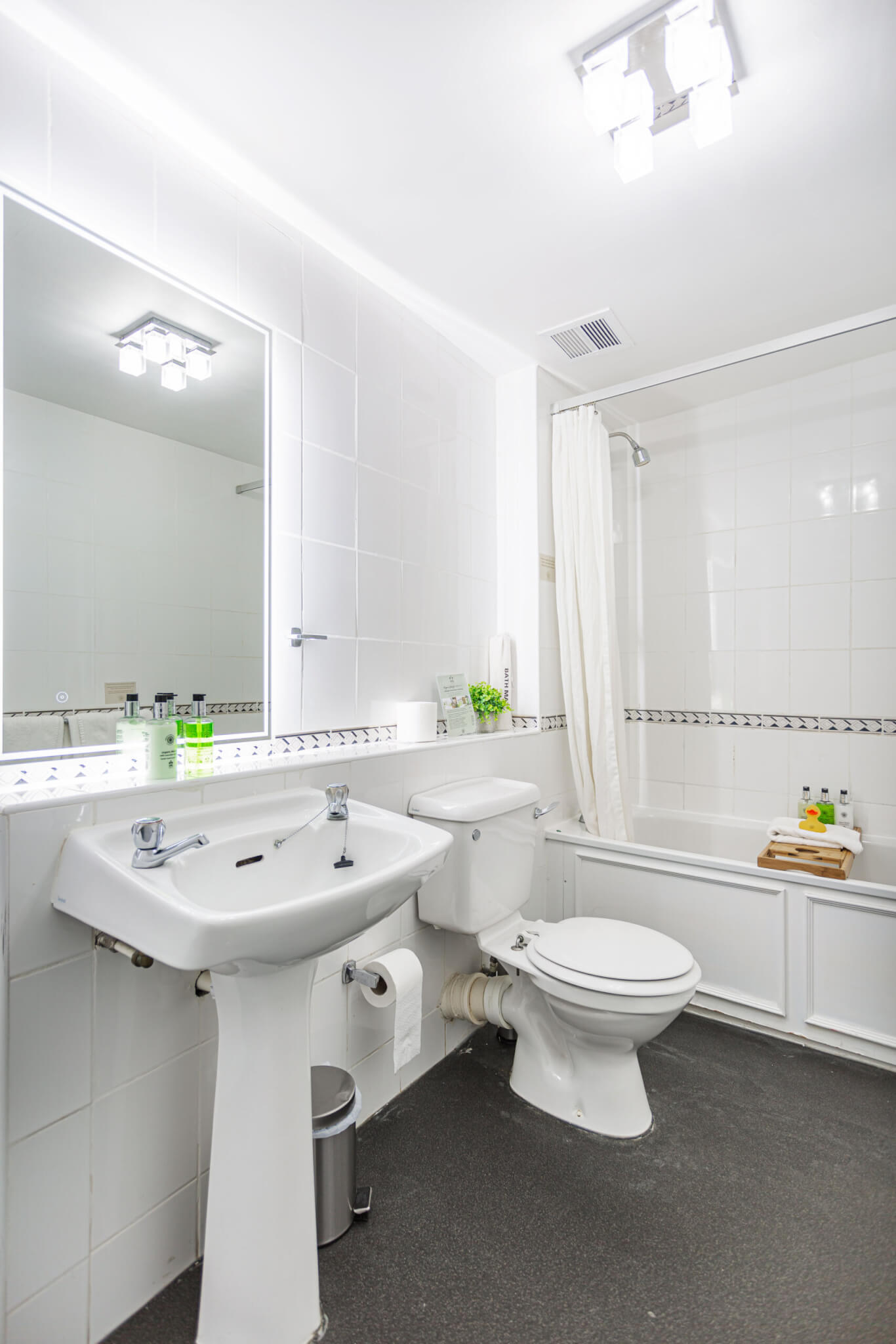 Crown Hotel Deluxe Double Bathroom scaled