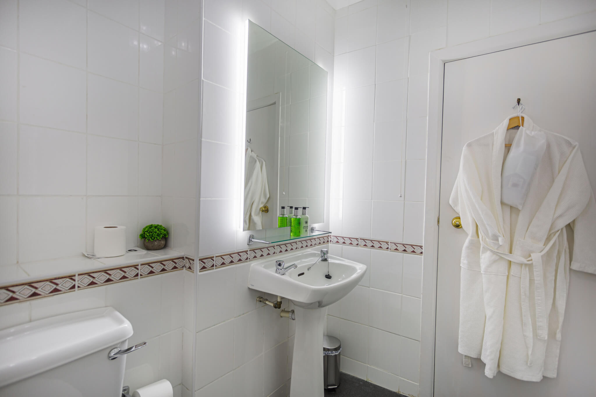 Crown Hotel Superior Double Room Bathroom Space scaled